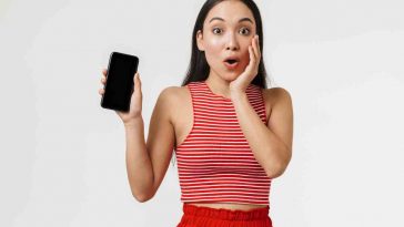 donna sorpresa con telefonino