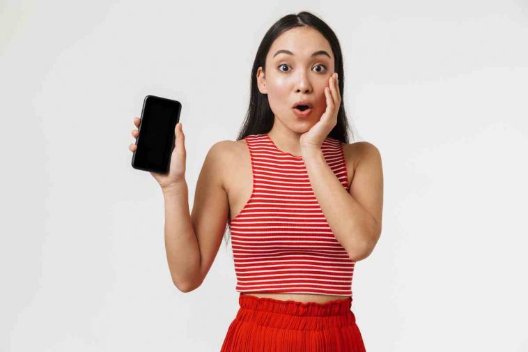 donna sorpresa con telefonino