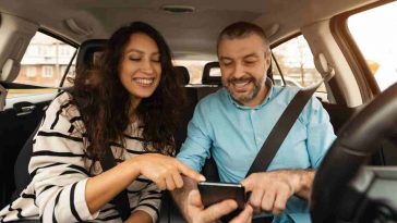 persone in auto con telefono