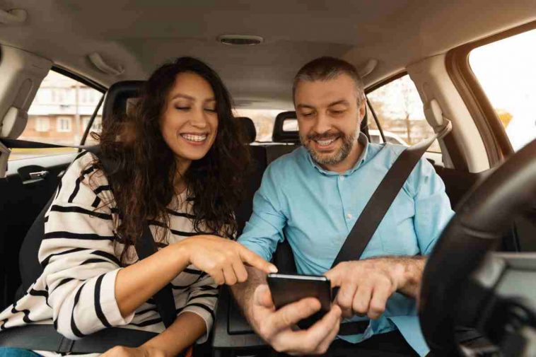 persone in auto con telefono