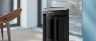 termoventilatore su ciocco di legno in soggorno, davanti a finestra