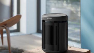 termoventilatore su ciocco di legno in soggorno, davanti a finestra