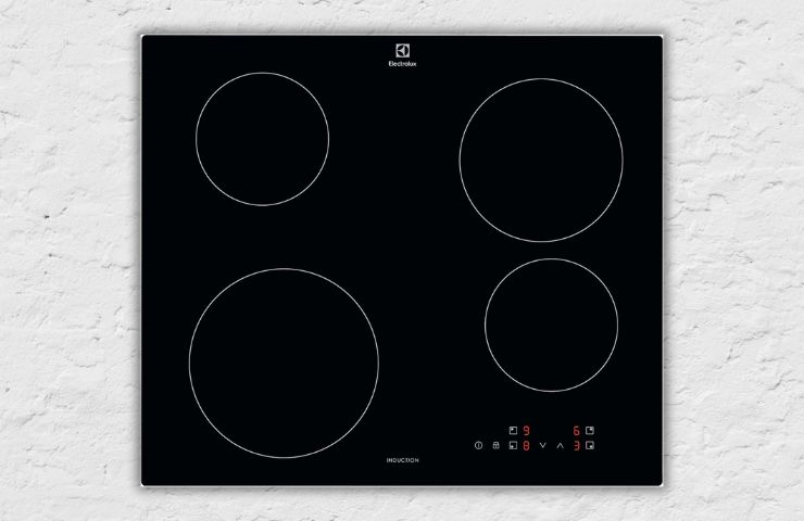 Piano Cottura Electrolux su sfondo bianco