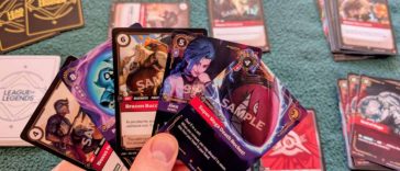 Carte di Riftbound su un tavolo