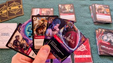 Carte di Riftbound su un tavolo