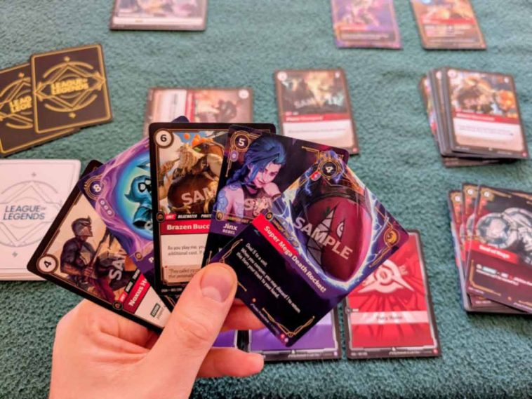 Carte di Riftbound su un tavolo