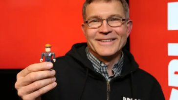 David Baszucki che tiene in mano pupazzo di roblox