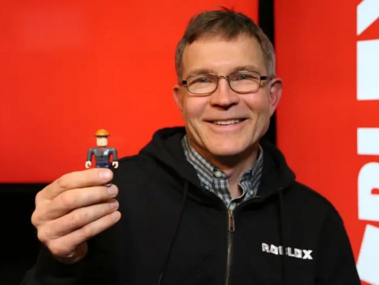 David Baszucki che tiene in mano pupazzo di roblox