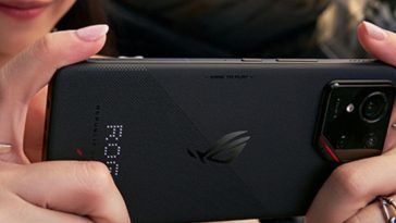 persona che utilizza l'ASUS ROG Phone 9 per giocare