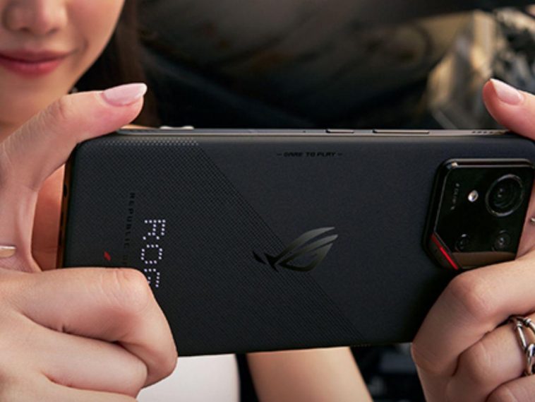 persona che utilizza l'ASUS ROG Phone 9 per giocare