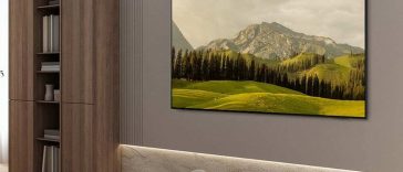 samsung tv OLED appesa alla parete di una stanza