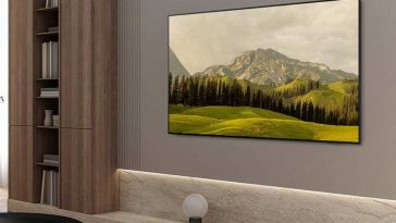 samsung tv OLED appesa alla parete di una stanza