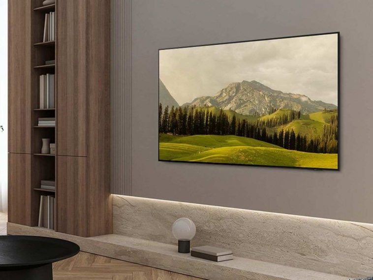 samsung tv OLED appesa alla parete di una stanza