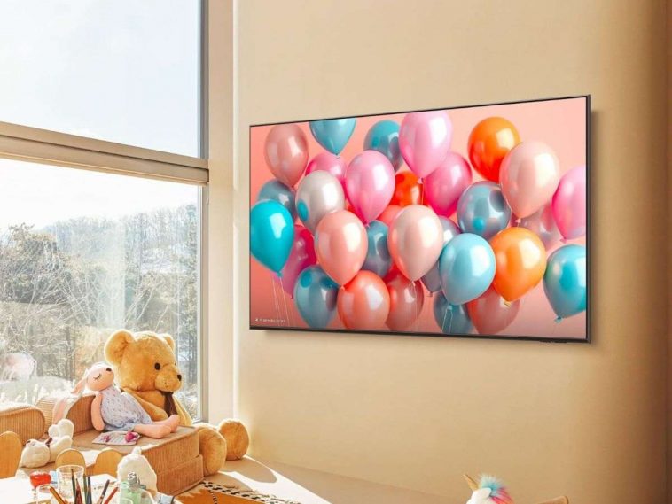 Samsung Smart TV appeso alla parete con palloncini colorati sullo schermo