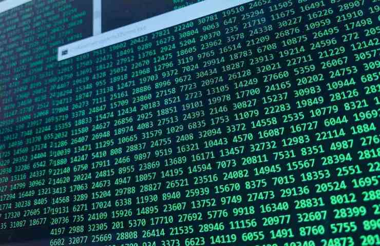 schermata con caratteri verdi e neri