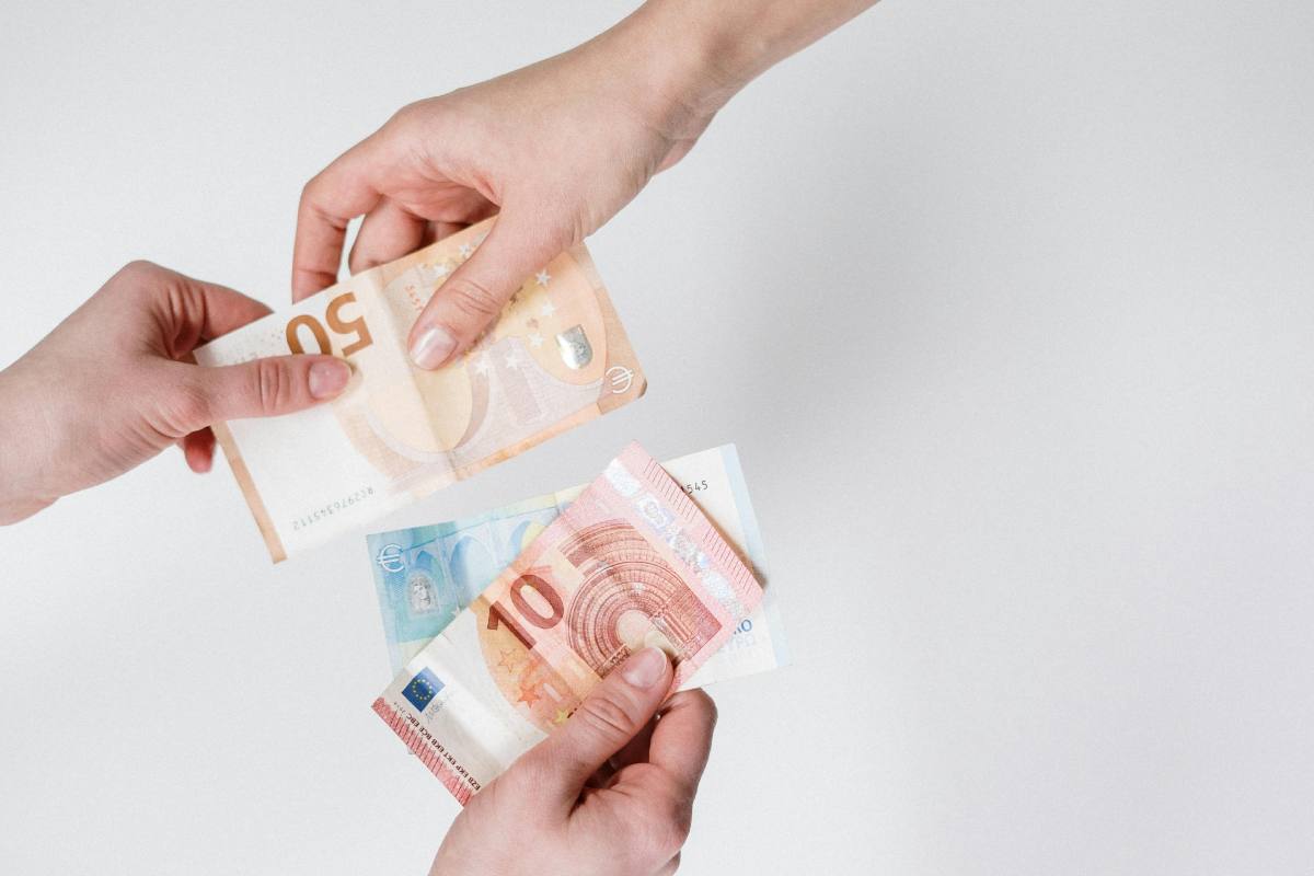 Mani che si scambiano banconote da 10, 20 e 50 euro