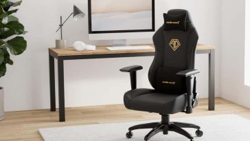 sedia da gaming nera davanti a scrvania con computer