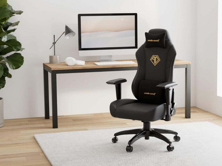 sedia da gaming nera davanti a scrvania con computer