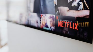 Un particolare di una tv con canali in streaming