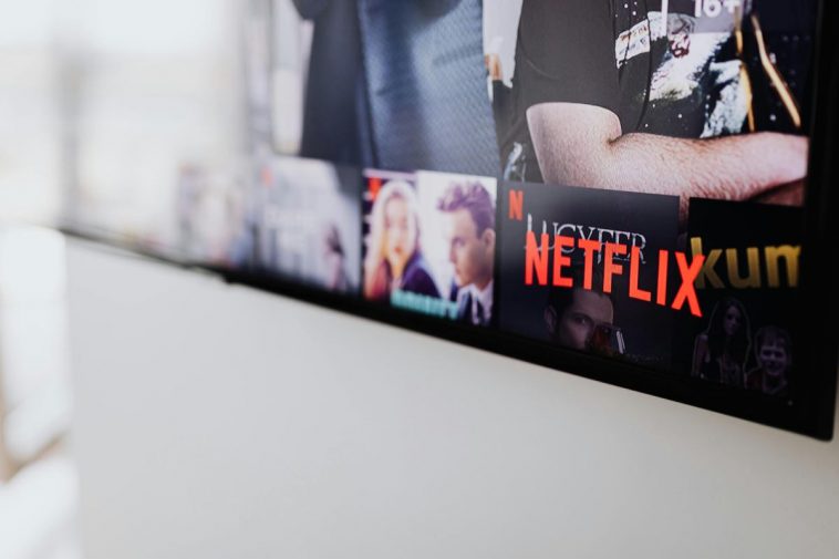 Un particolare di una tv con canali in streaming