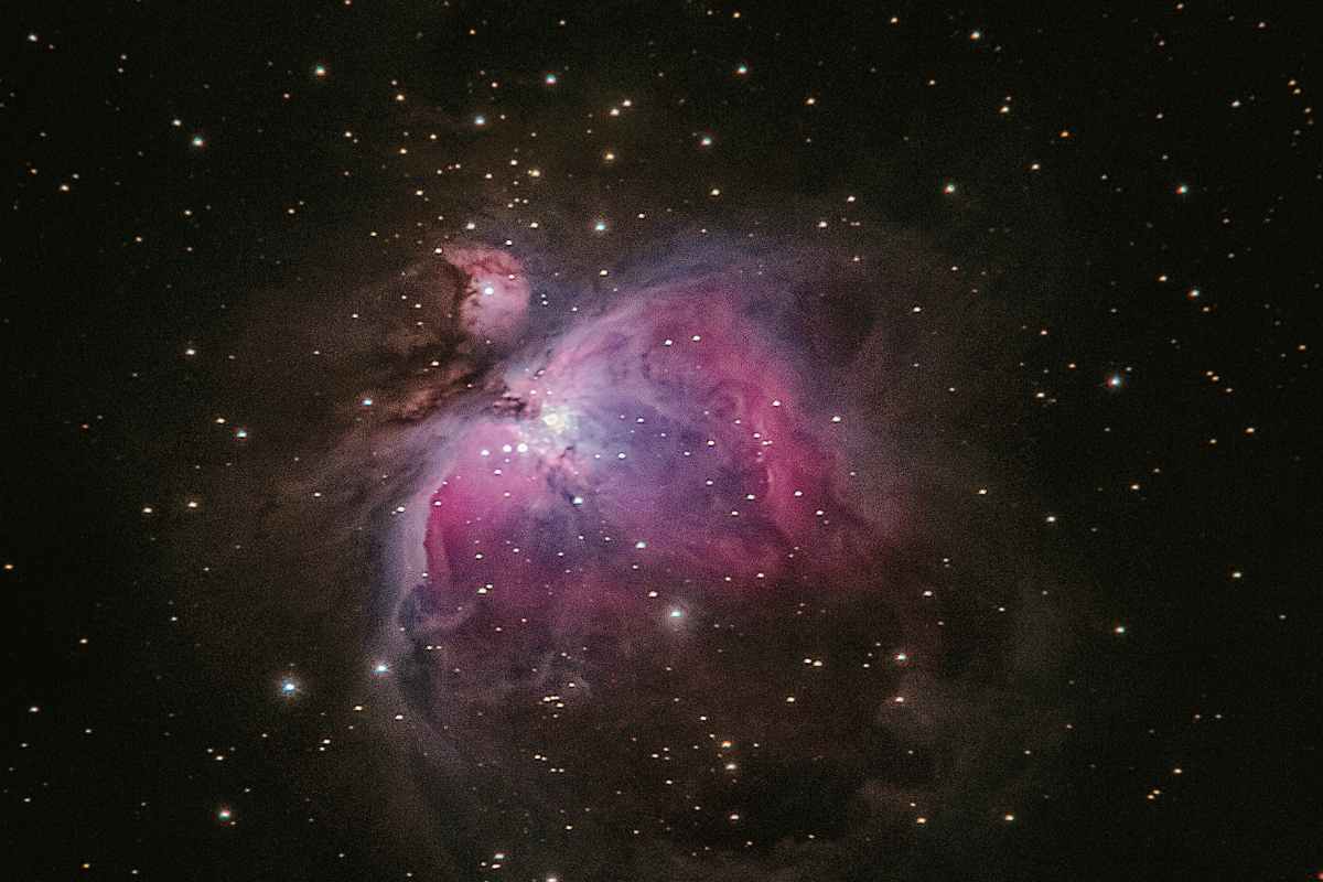 Un'esplosione nel cosmo con luci viola fra le stelle