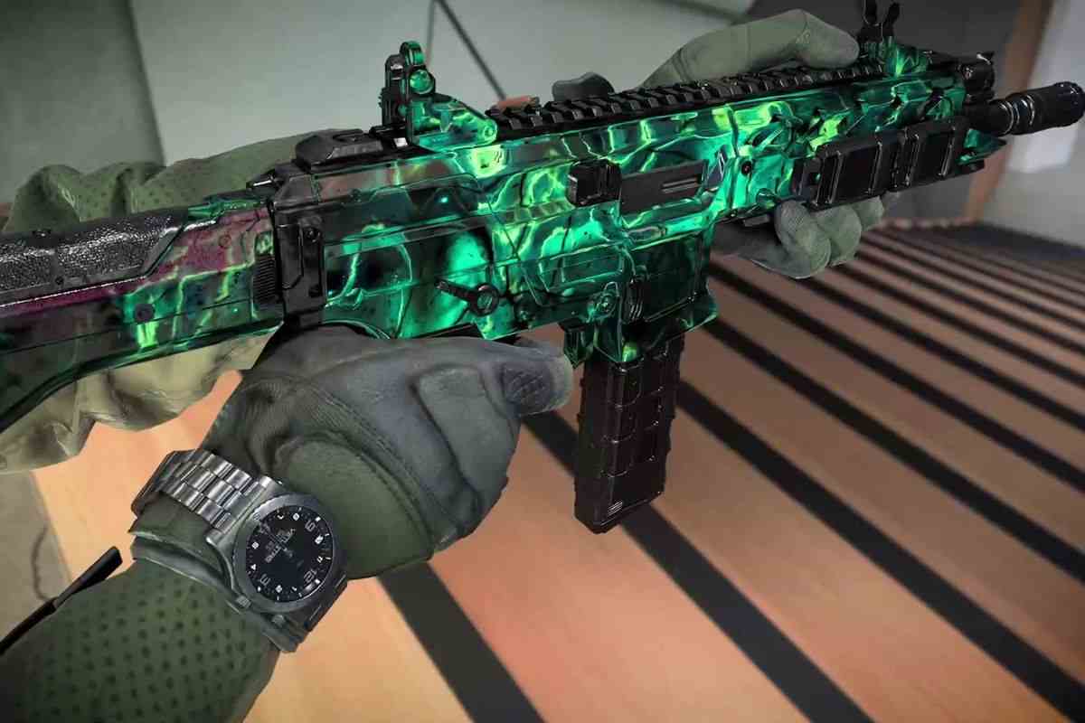 persona con orologio tiene in mano fucile verde acqua