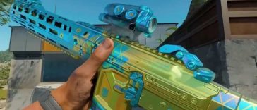 visione prima persona, persona tiene in mano fucile colorato blu e giallo