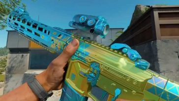 visione prima persona, persona tiene in mano fucile colorato blu e giallo