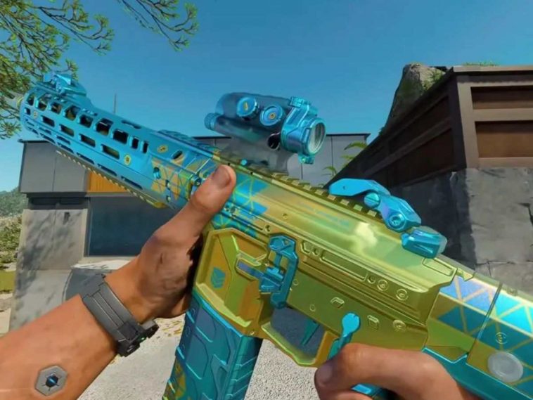 visione prima persona, persona tiene in mano fucile colorato blu e giallo