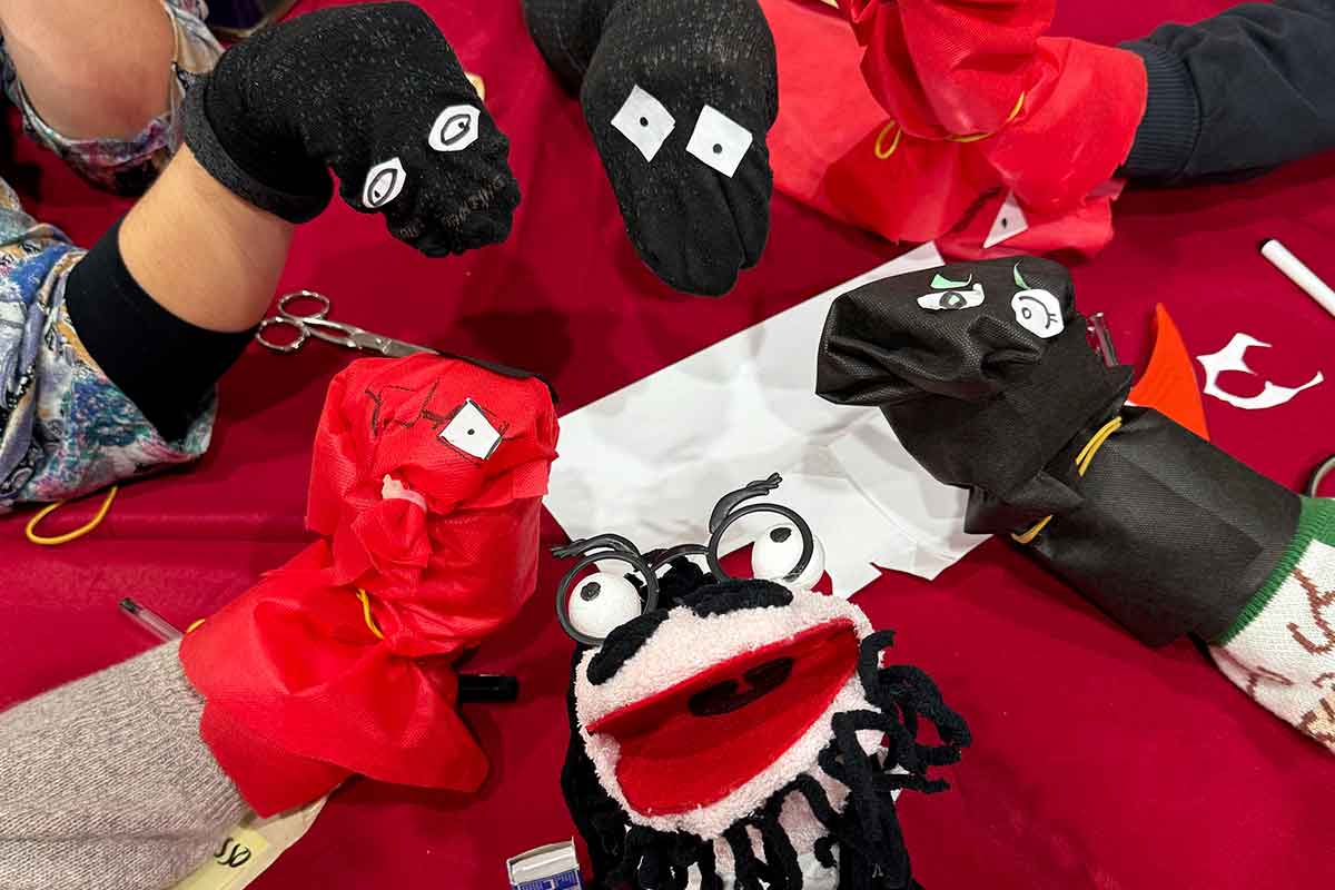 Cinque Puppets improvissati con velcro e carta e l'inimitabile Chef Cannellone, parodia di Alessandro Borghese