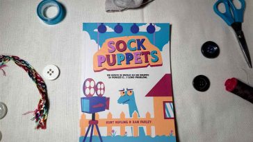 La copertina del manuale di Sock puppets circondato da bottoni, scotch, forbici e un calzino con gli occhietti