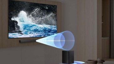 Samsung Soundbar HW che emette suono da sotto televisore appeso a parete