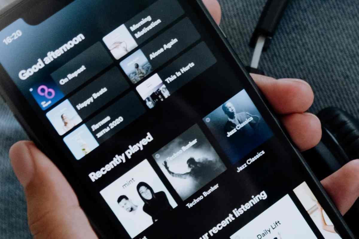 La home di Spotify su un telefonino
