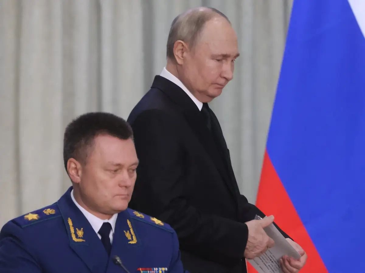 putina, procuratore generale in uniforme militare