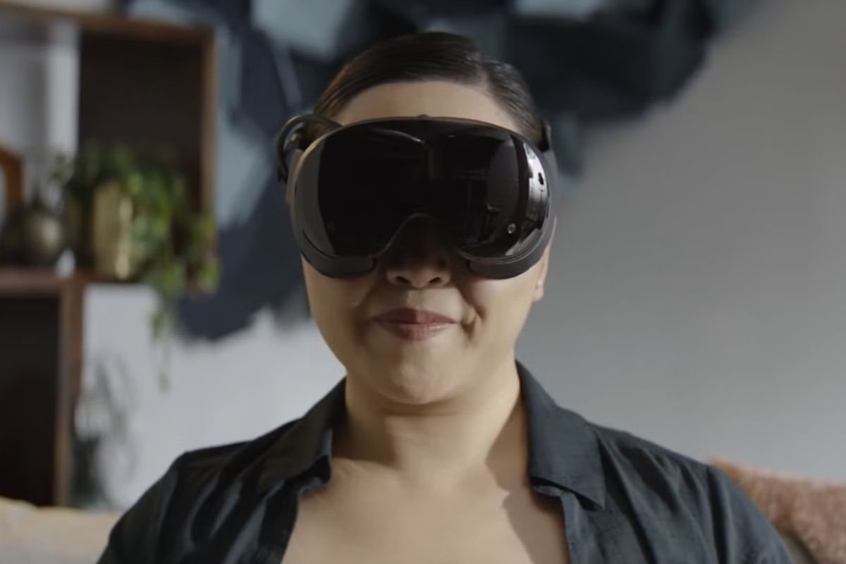 donna con visore realtà virtuale