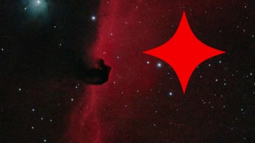 Lo spazio con una luce rossa diffusa e, in evidenza, una stella stilizzata