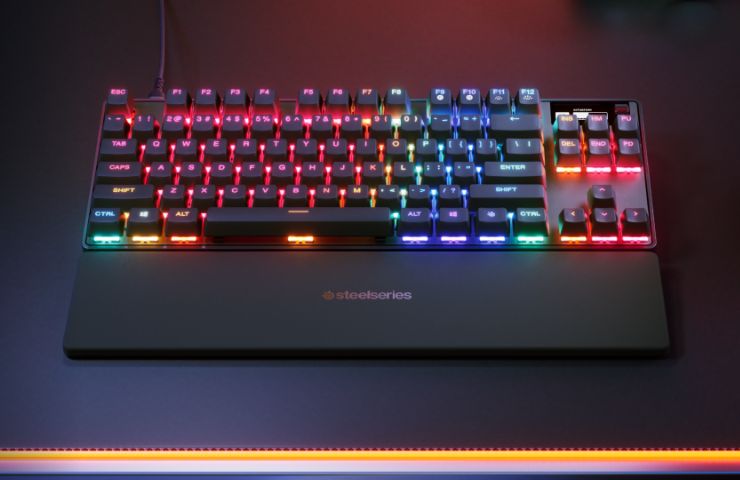 tastiera steelseries vista dall'alto su postazione