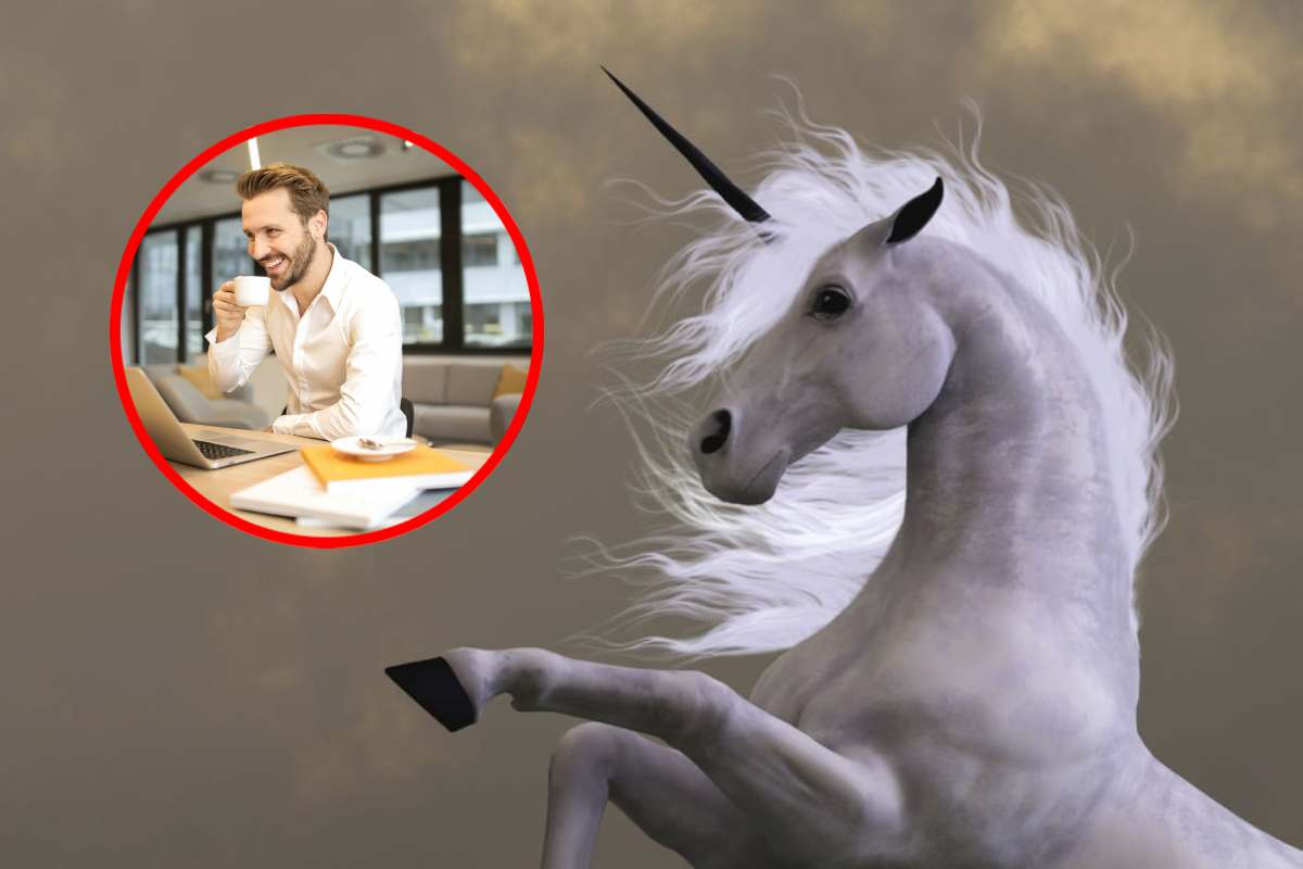 Un unicorno e, in evidenza, un impiegato che beve caffè seduto alla scrivania