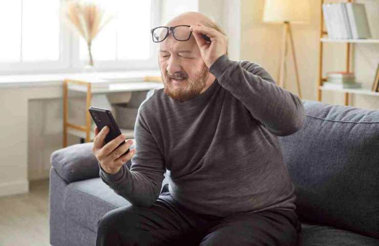 uomo che guarda lo smartphone