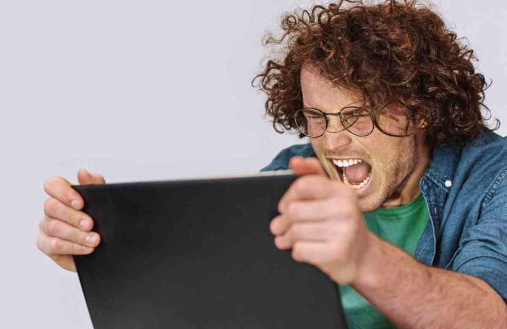 uomo arrabbiato con il pc