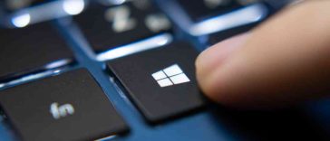 uomo preme tasto windows