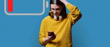 uomo con telefono e icona batteria