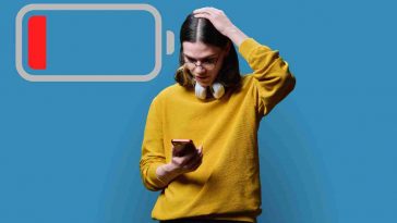 uomo con telefono e icona batteria