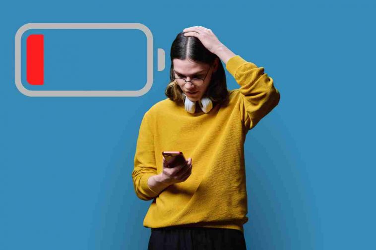 uomo con telefono e icona batteria