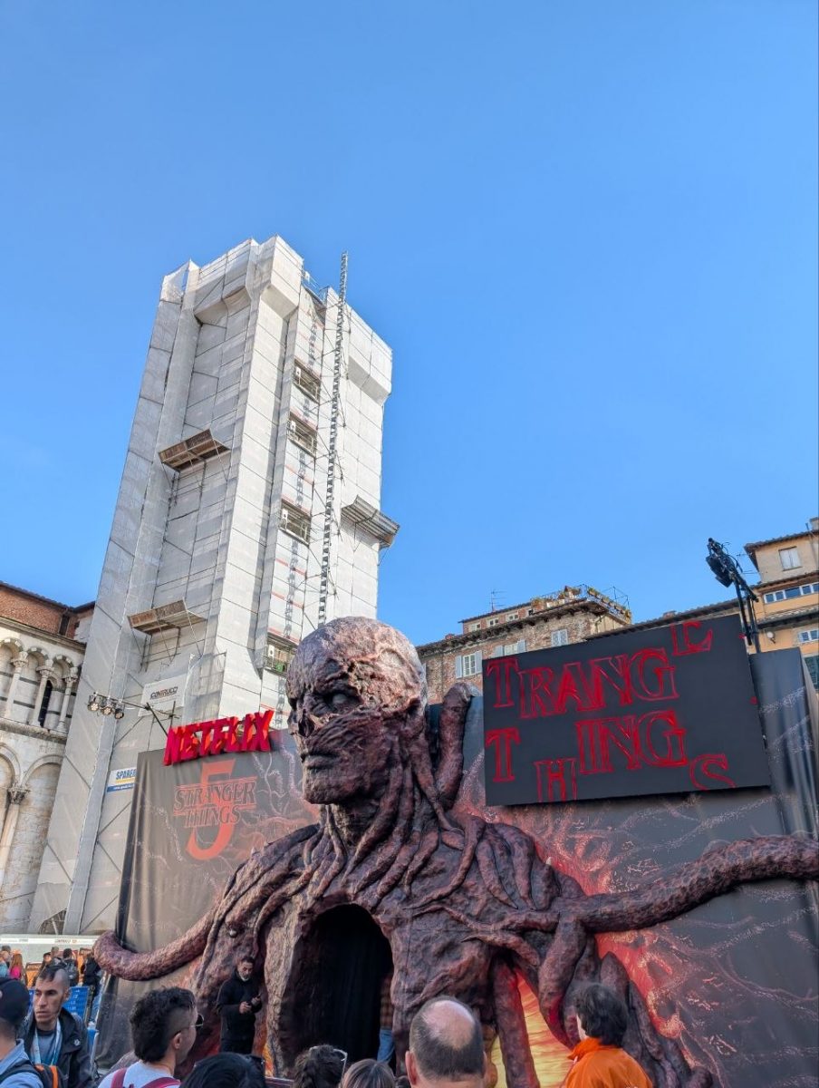 La statua di Vecna in piazza a Lucca 2025