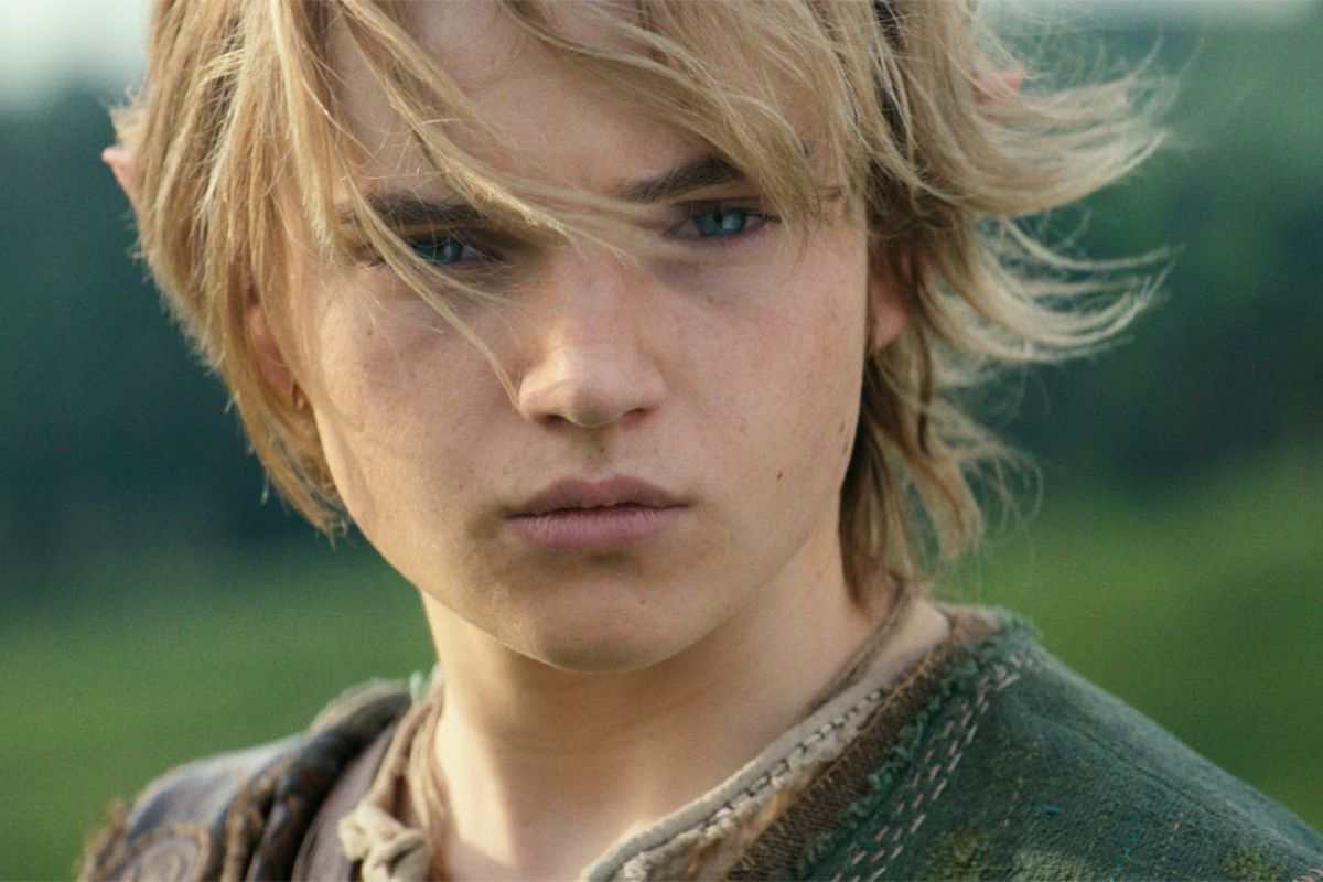 personaggio maschio biondo con casacca verde