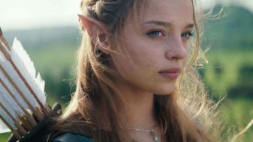 personaggio donna con capelli bondi casacca blu