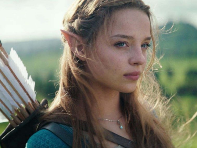 personaggio donna con capelli bondi casacca blu