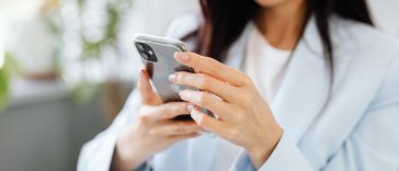 Donna usa smartphone