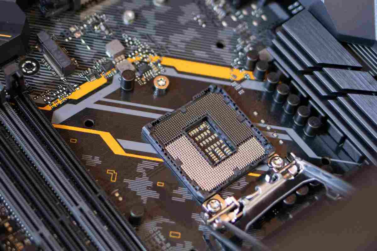 Una CPU collegata a una scheda madre 